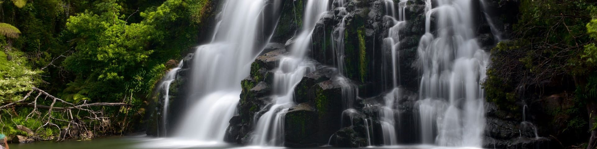 Paeroa which includes a waterfall