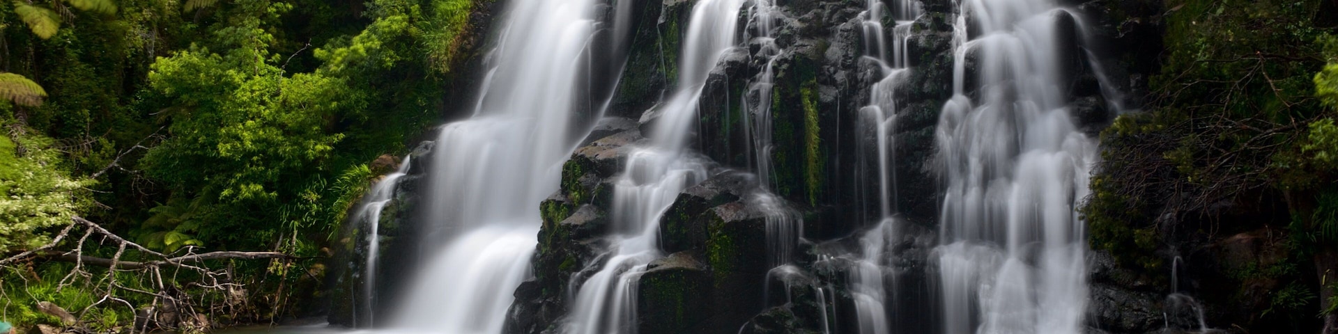 Paeroa which includes a waterfall
