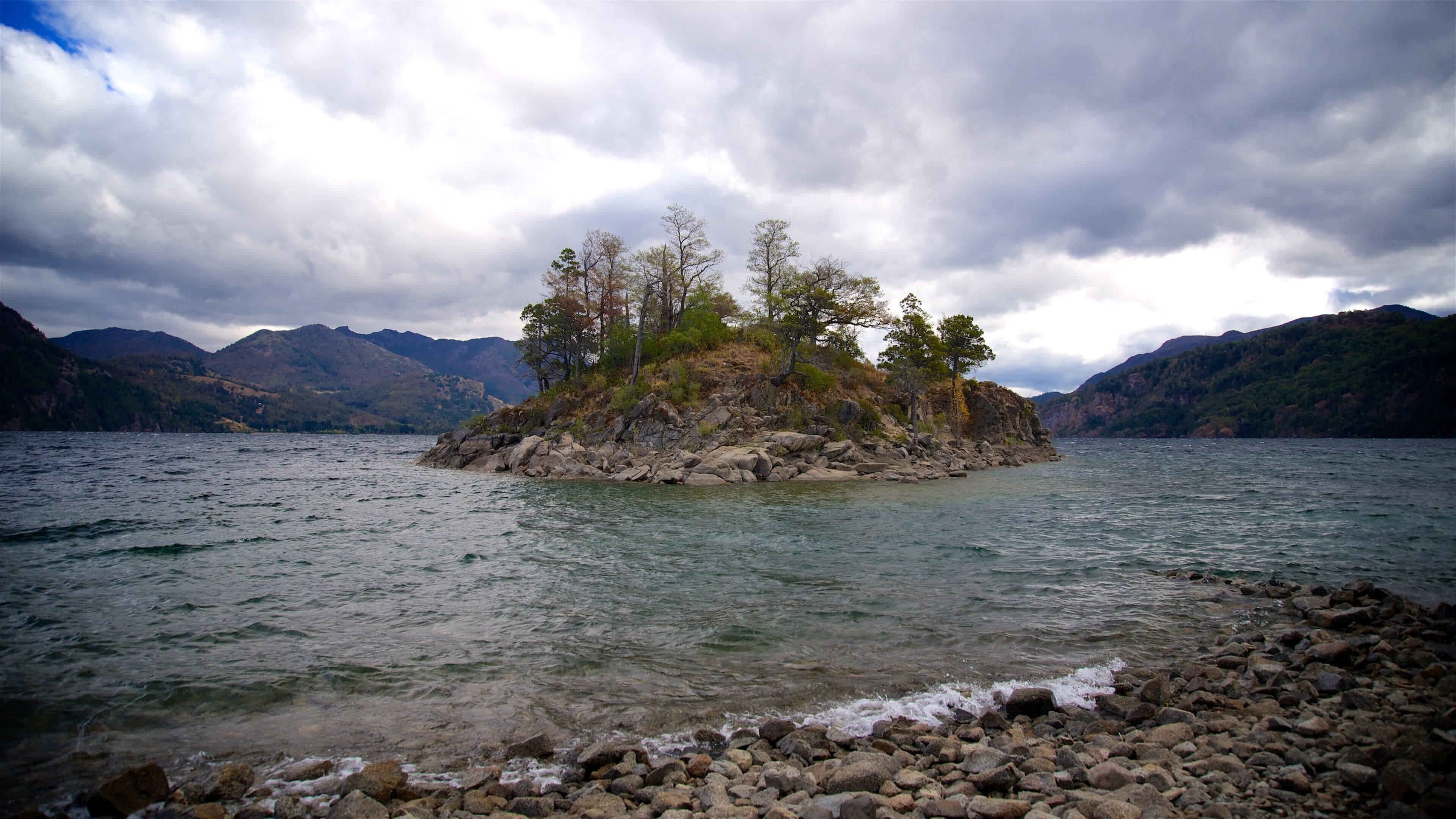 San Martín de los Andes som omfatter en sø eller et vandhul, en stenstrand og bjerge
