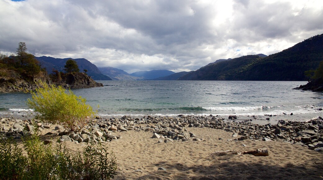 San Martin de los Andes som viser strand med småstein, fjell og strand