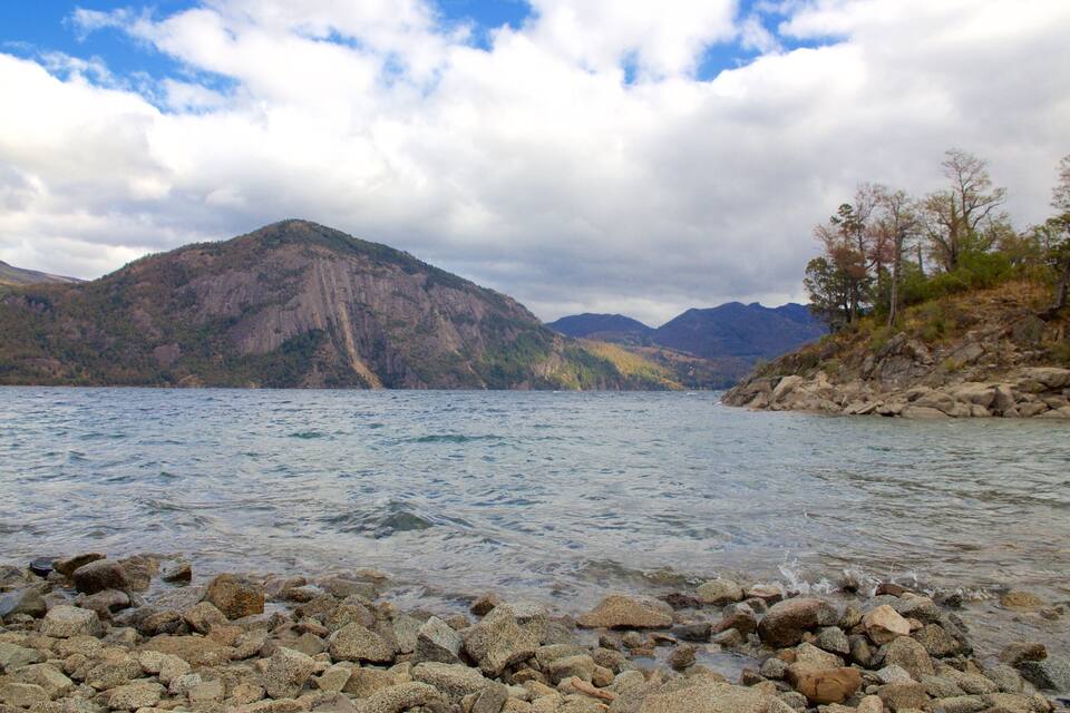 Un lago rodeado de montañas y costas rocosas.