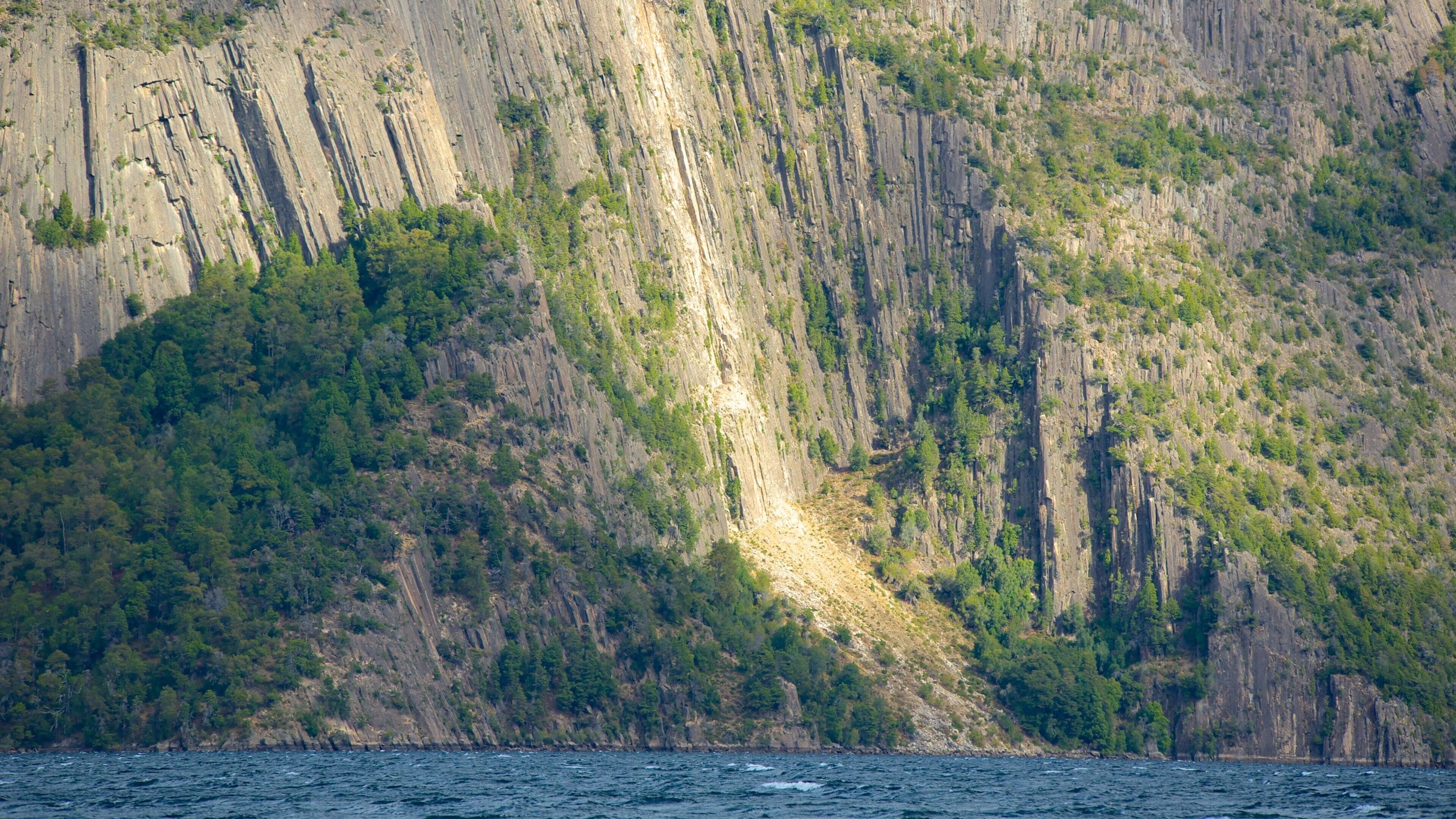 San Martín de los Andes ofreciendo escenas tranquilas y un lago o abrevadero