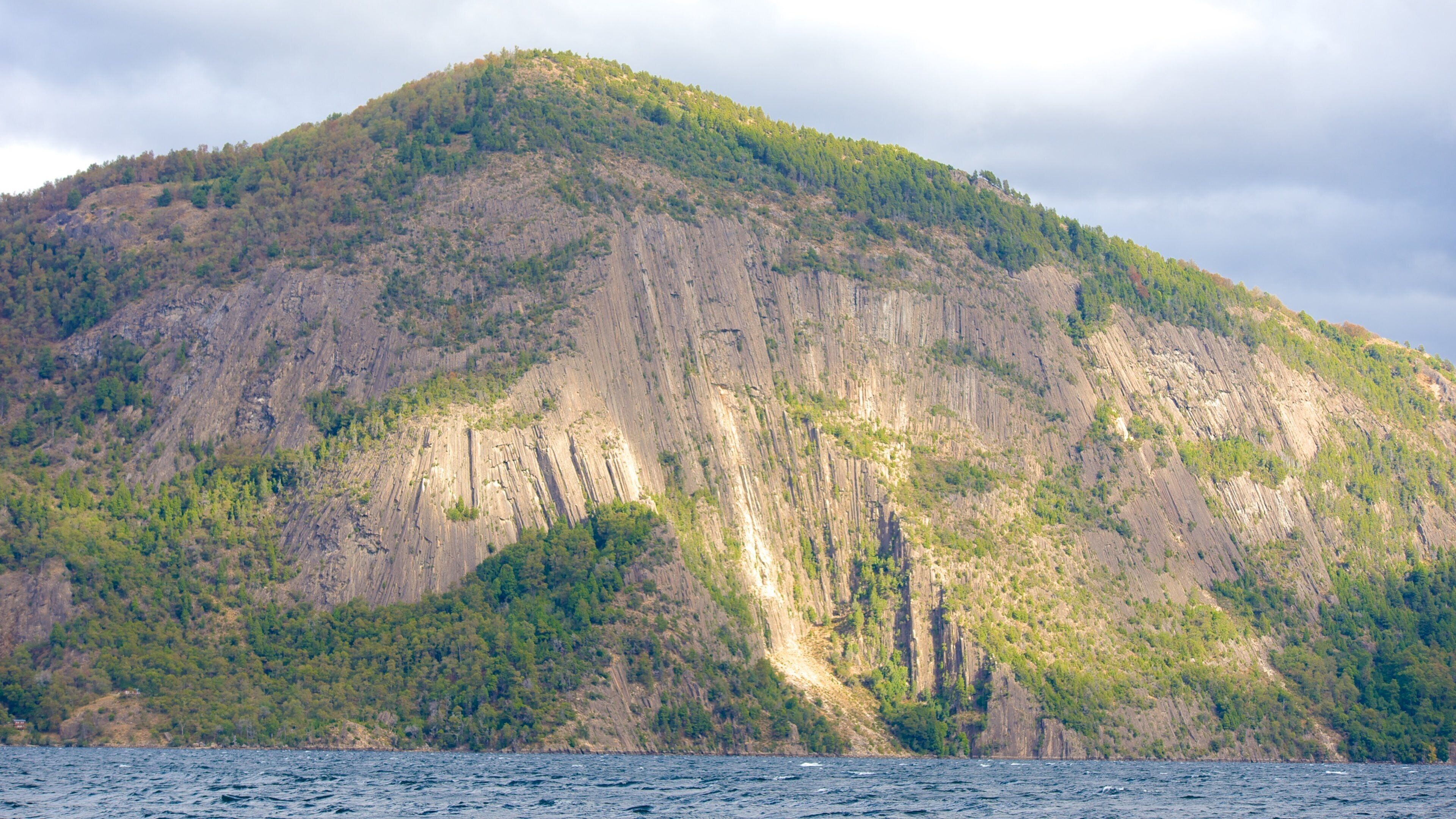 San Martin de los Andes showing mountains and a lake or waterhole