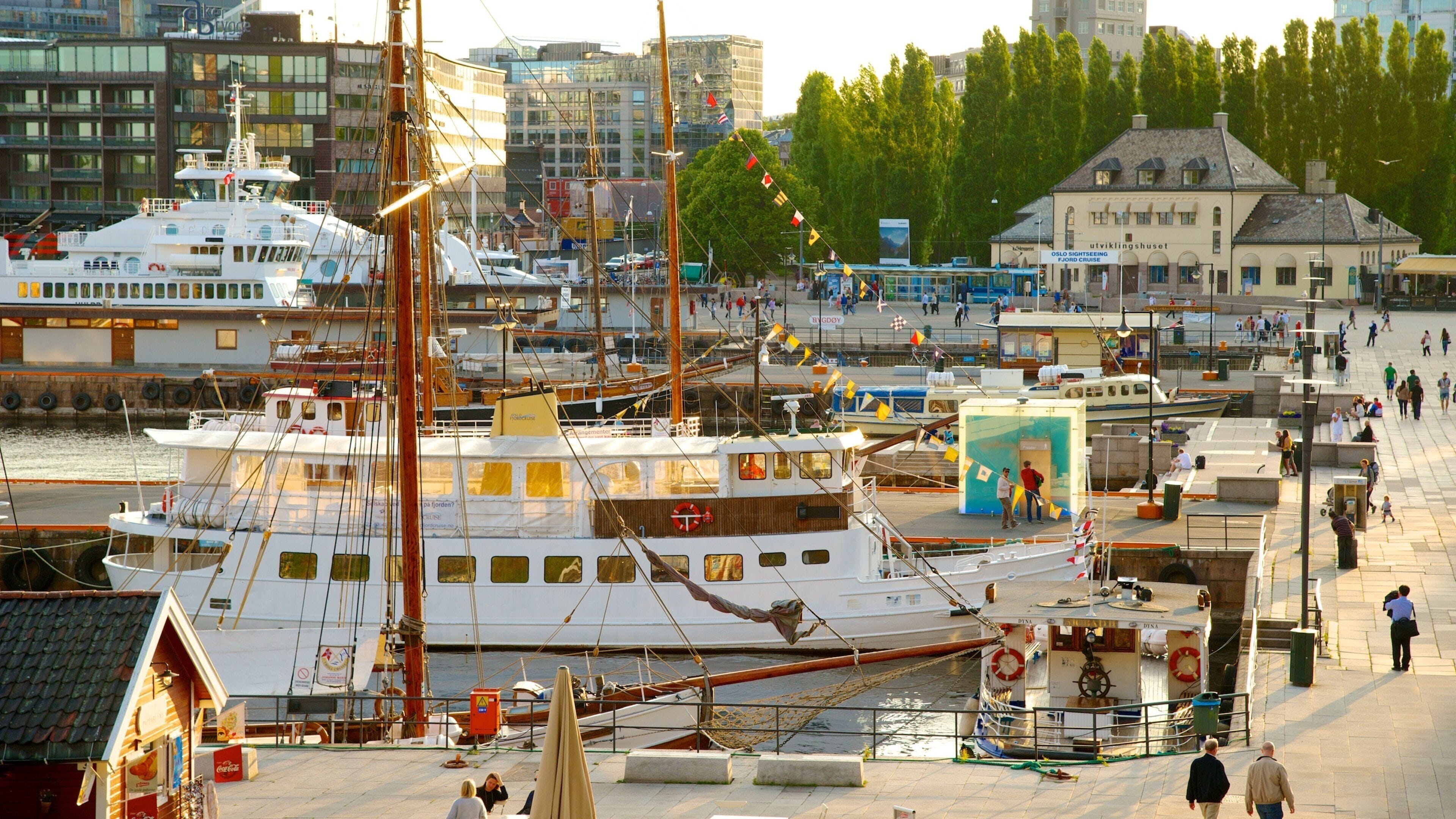 Oslo caracterizando uma marina e uma cidade
