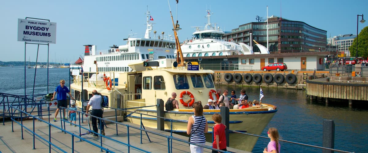 Oslo che include giro in barca e porto turistico cosi come un piccolo gruppo di persone