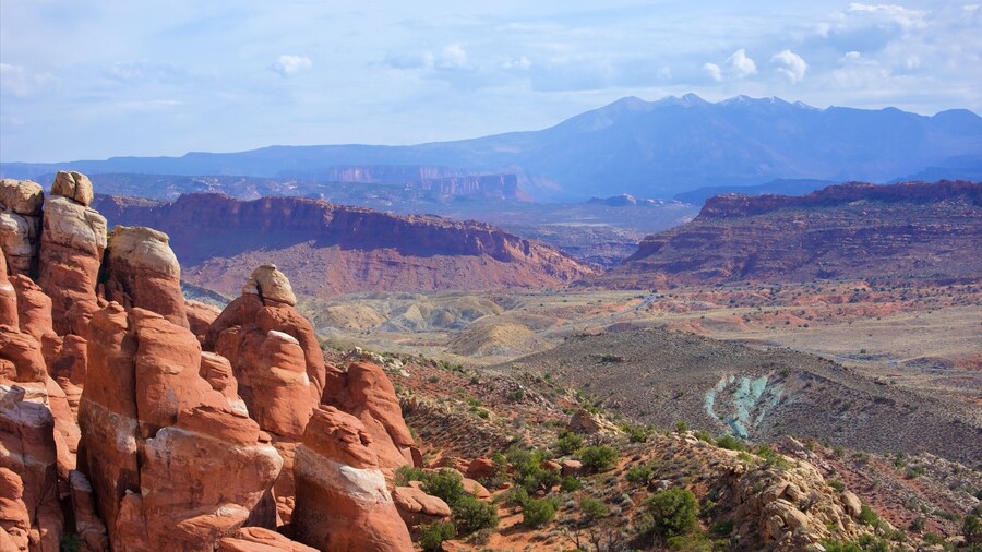 Arches National Park caracterizando paisagem, montanhas e cenas tranquilas