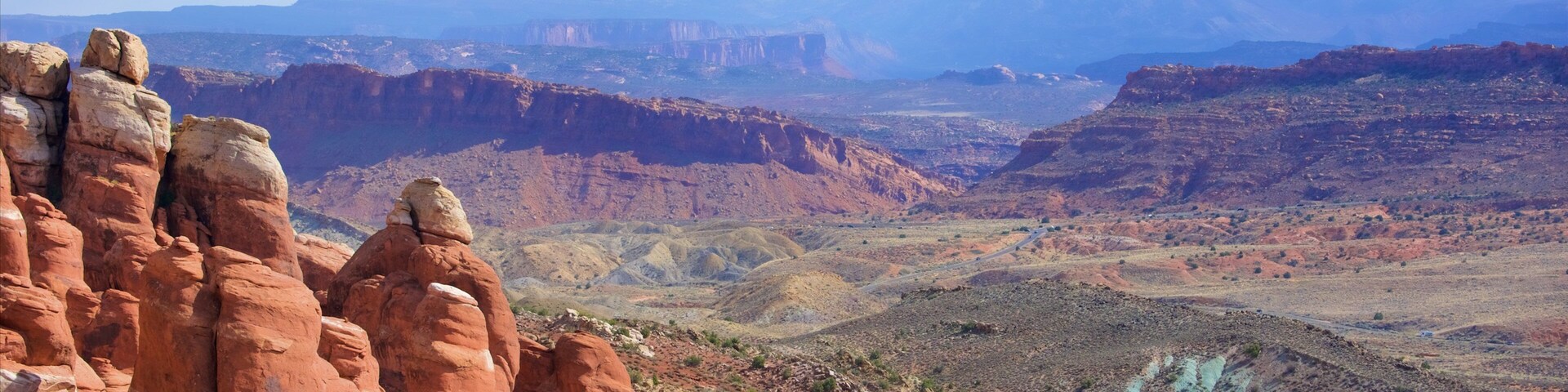 Arches National Park ofreciendo una garganta o cañón, montañas y vista panorámica