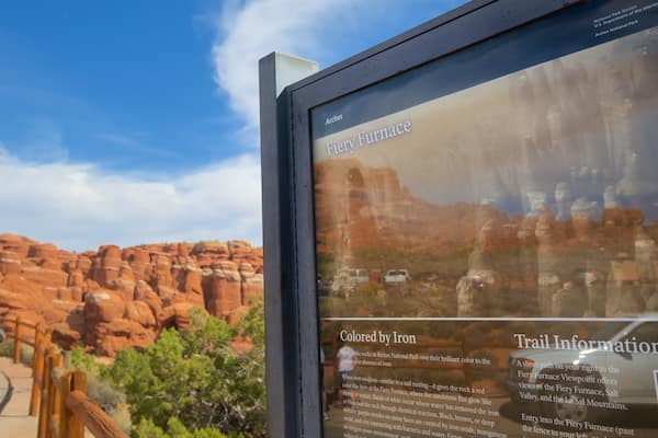 Ein Schild mit Informationen über den Fiery Furnace im Arches National Park.