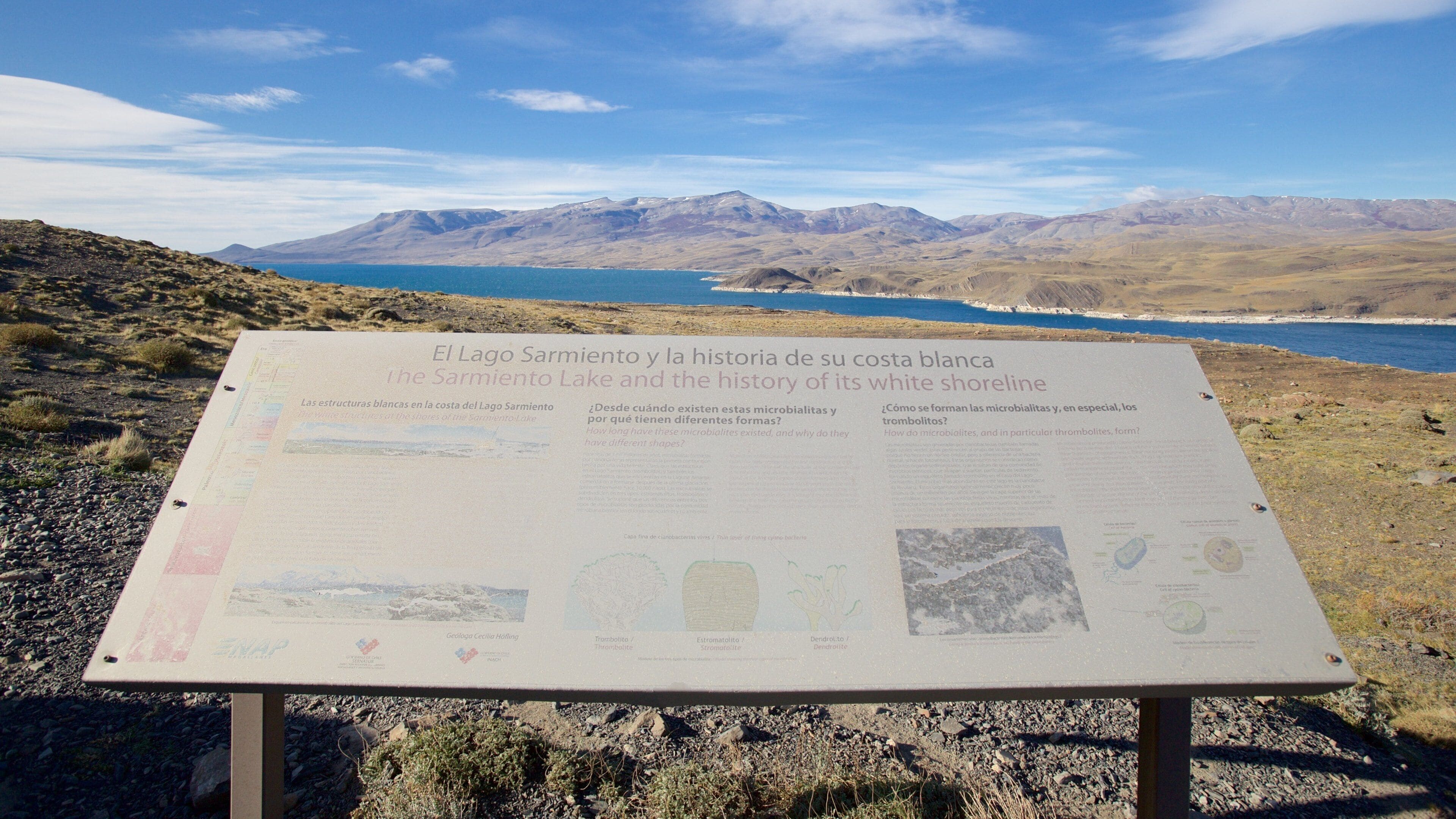 Parque nacional Torres del Paine ofreciendo señalización, vista panorámica y un lago o espejo de agua