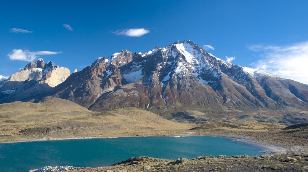 Torres Del Paine som viser fjell, innsjø og landskap
