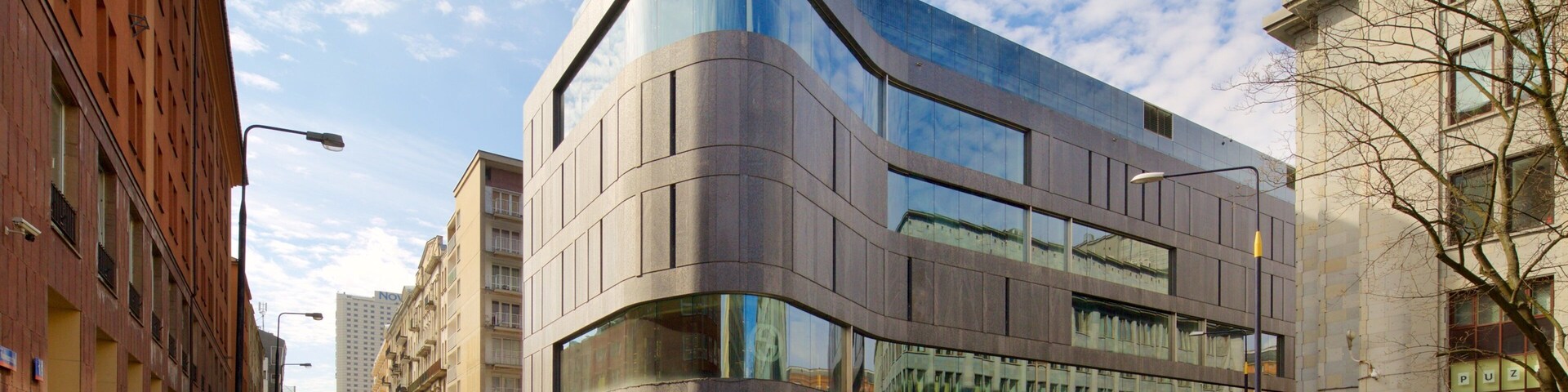 Varsóvia caracterizando arquitetura moderna