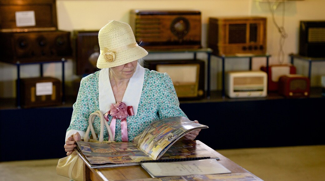 Napier y también una mujer