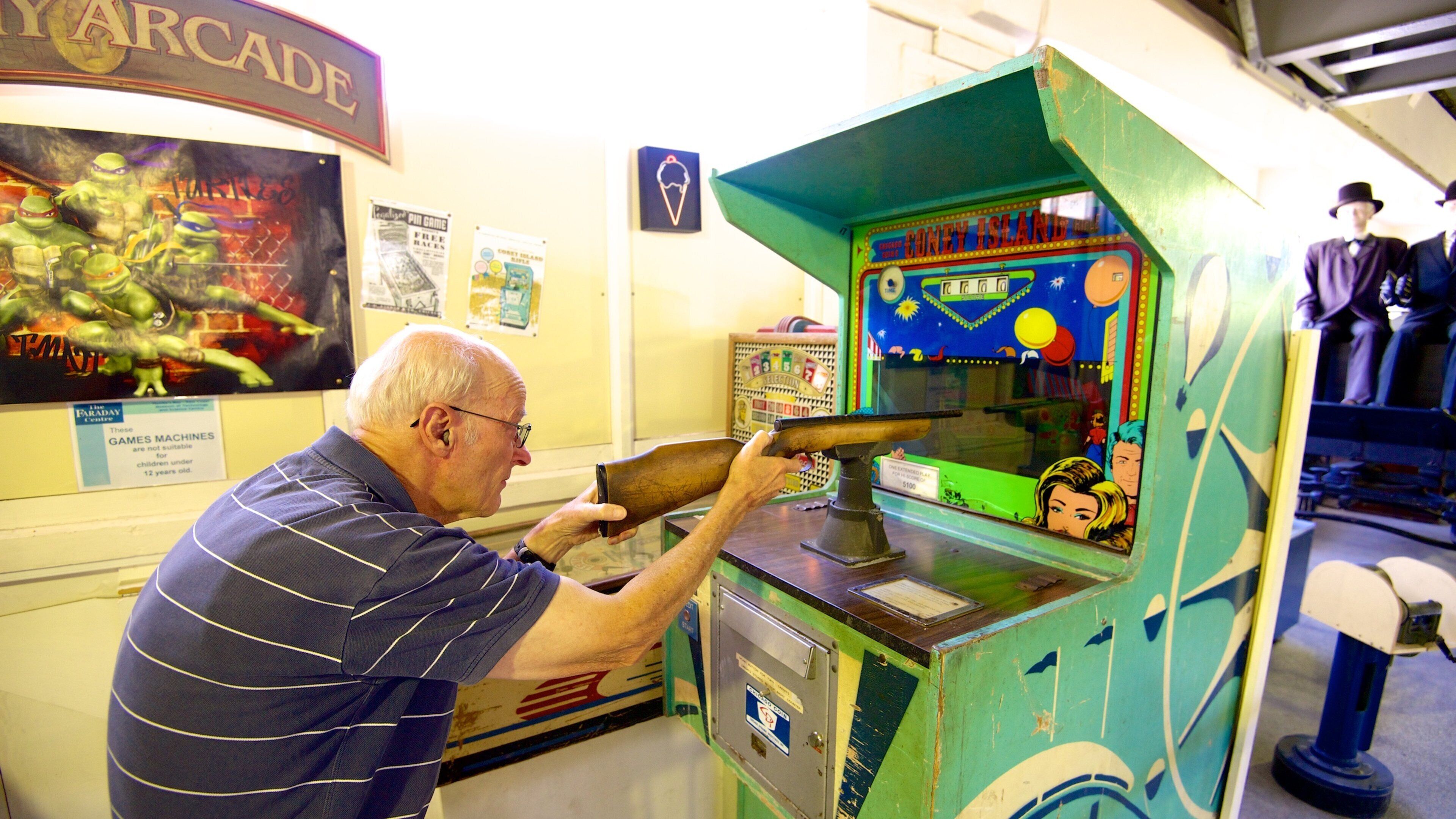 Napier ofreciendo vista interna y también un hombre