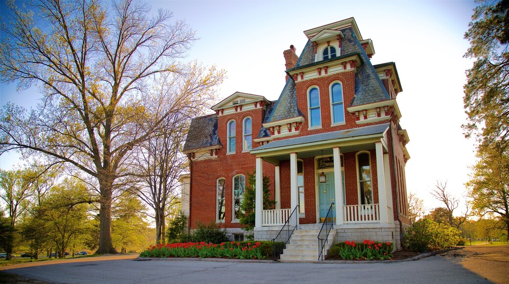 Forest Park welches beinhaltet Haus und historische Architektur