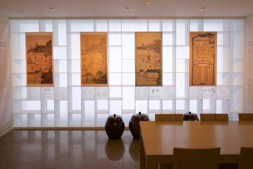 Een traditionele tafel voor een zeventigste verjaardag in een museum.