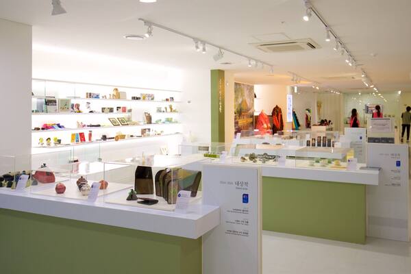 Jung-gu which includes shopping and interior views