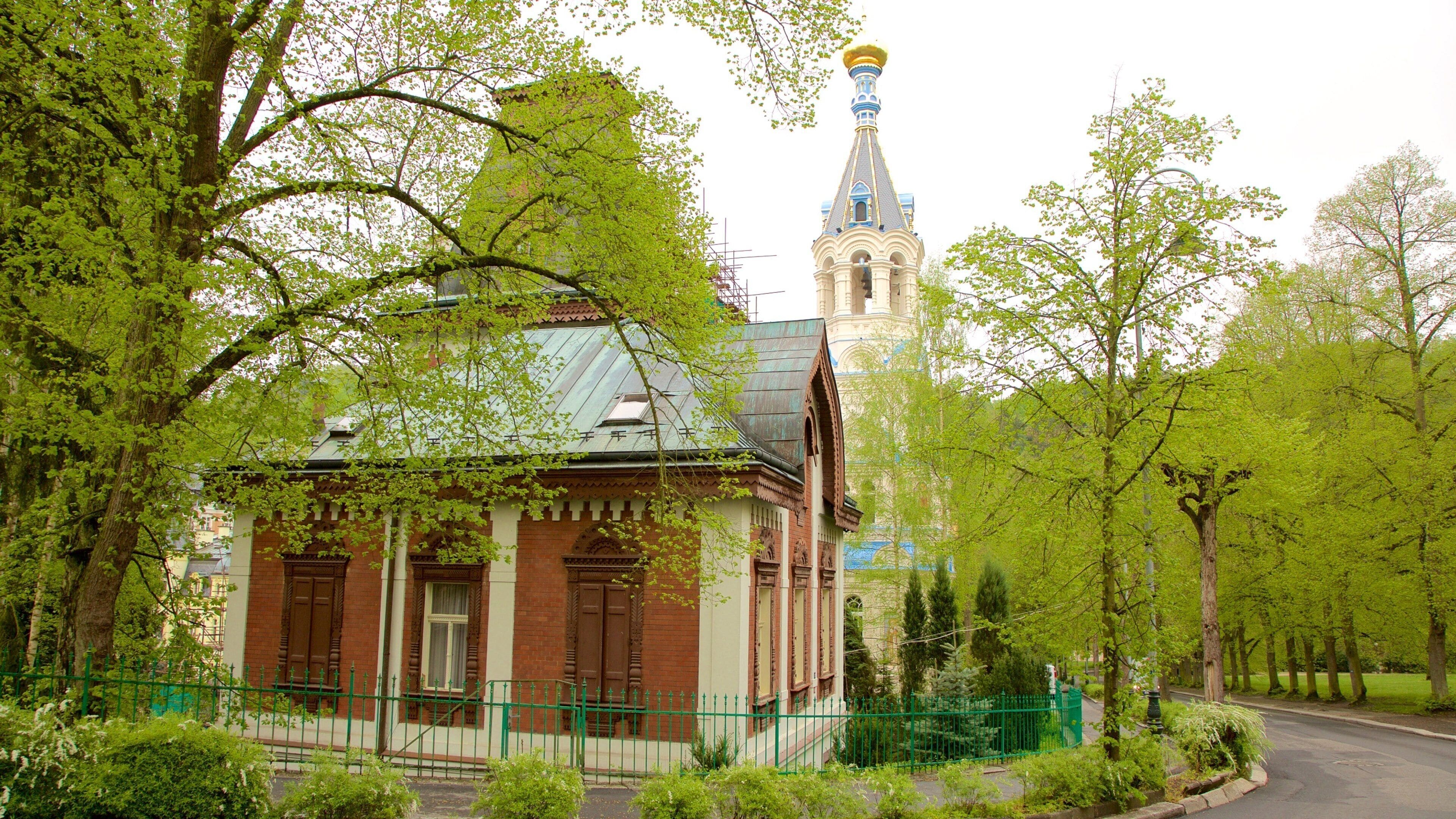 Karlovy Vary presenterar en park, historiska element och historisk arkitektur