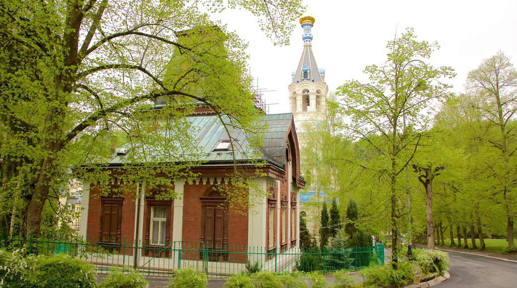 Karlovy Vary ofreciendo un parque, arquitectura patrimonial y elementos patrimoniales