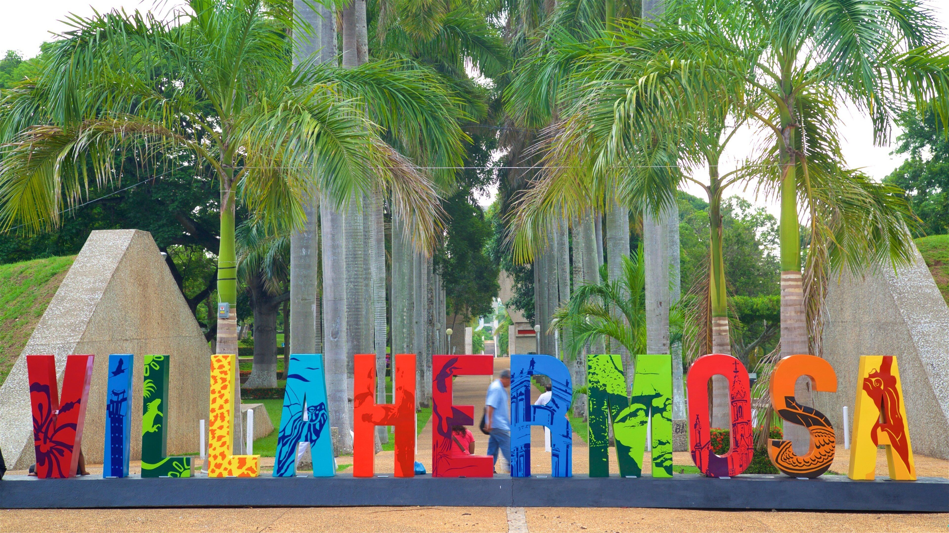 Villahermosa que incluye señalización, arte al aire libre y un parque