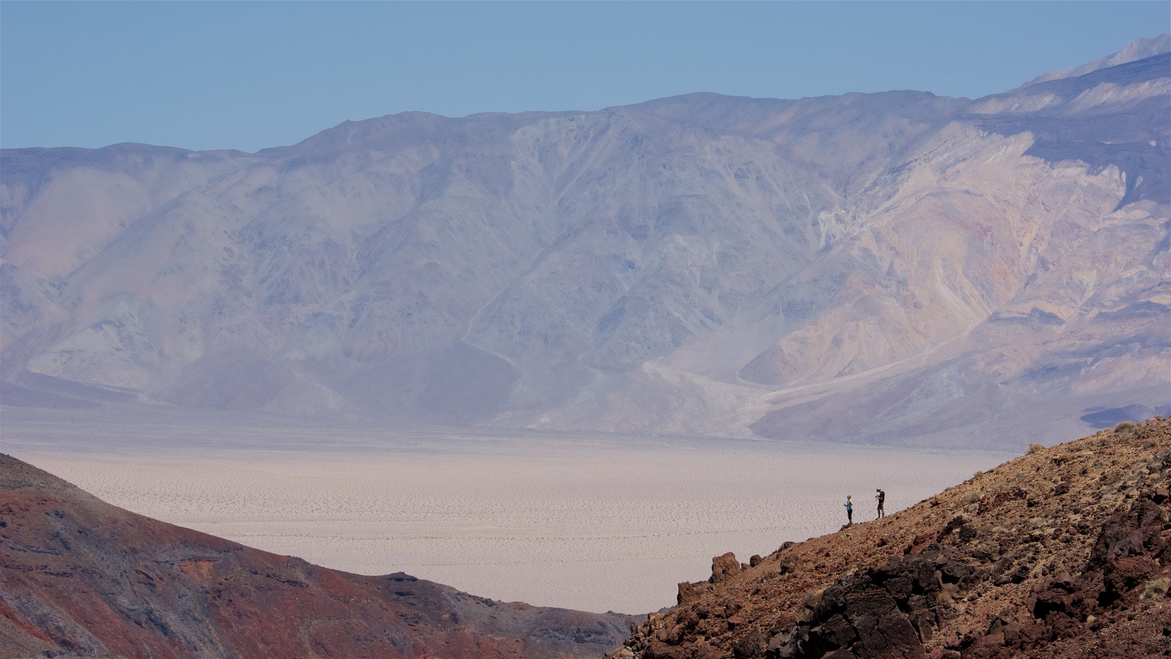 Death Valley toont woestijnen en bergen en ook een stel