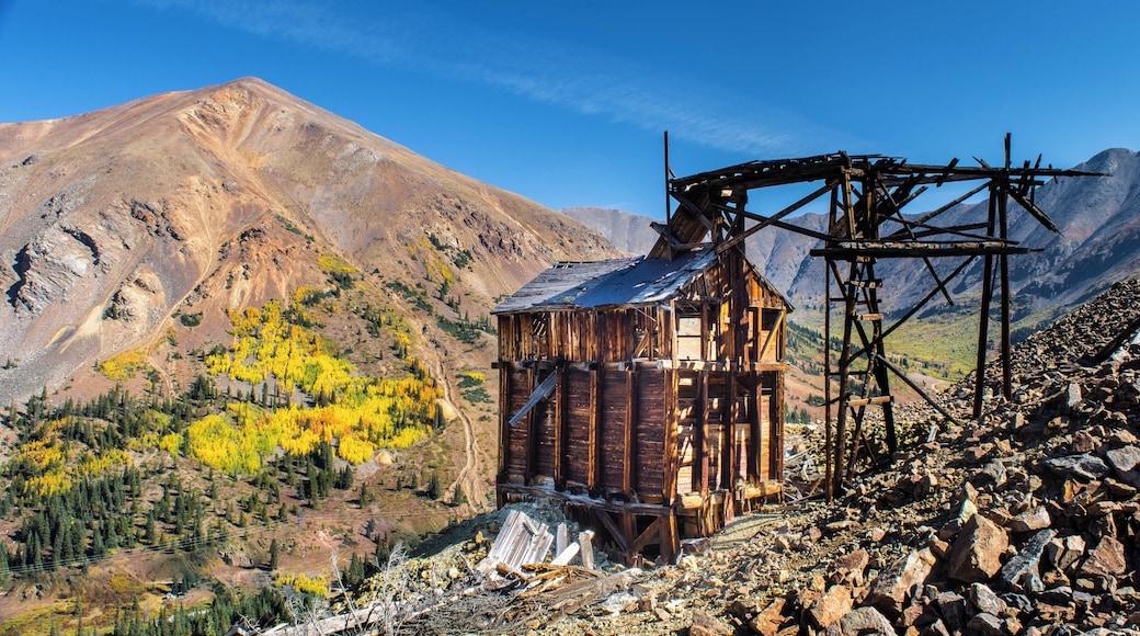 Out four wheeling near summit county to see the fall colours and climbed our way up to the Pennsylvania Mine high above Peru Creek.