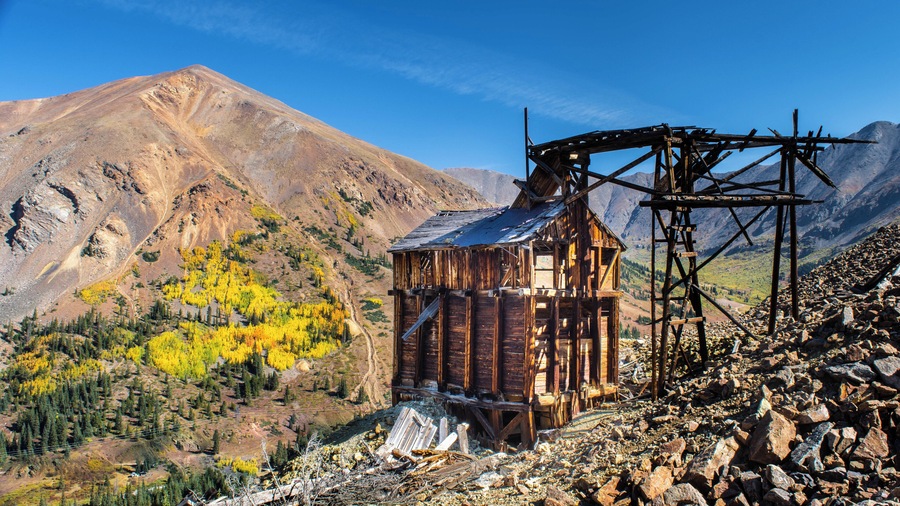 Out four wheeling near summit county to see the fall colours and climbed our way up to the Pennsylvania Mine high above Peru Creek.