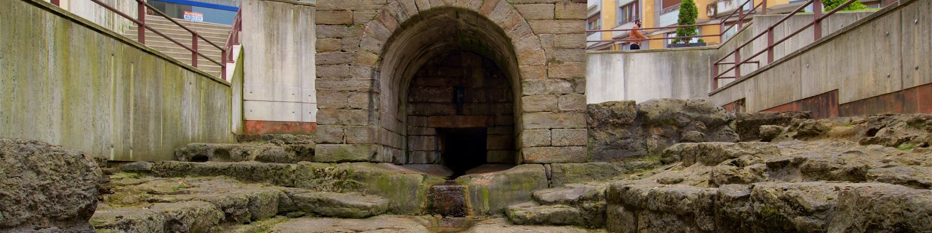 Oviedo que inclui um rio ou córrego