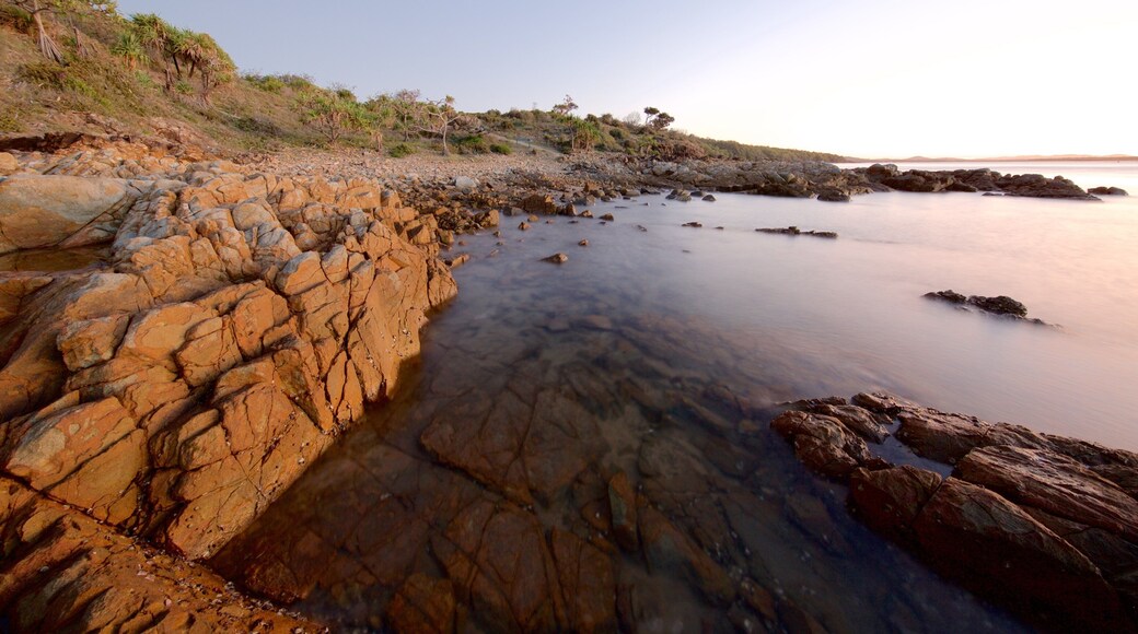 Seventeen Seventy bevat rotsachtige kustlijn en een zonsondergang