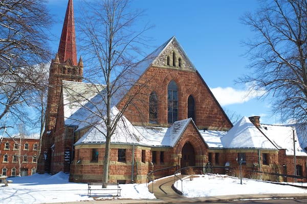 Charlottetown ofreciendo nieve y una iglesia o catedral