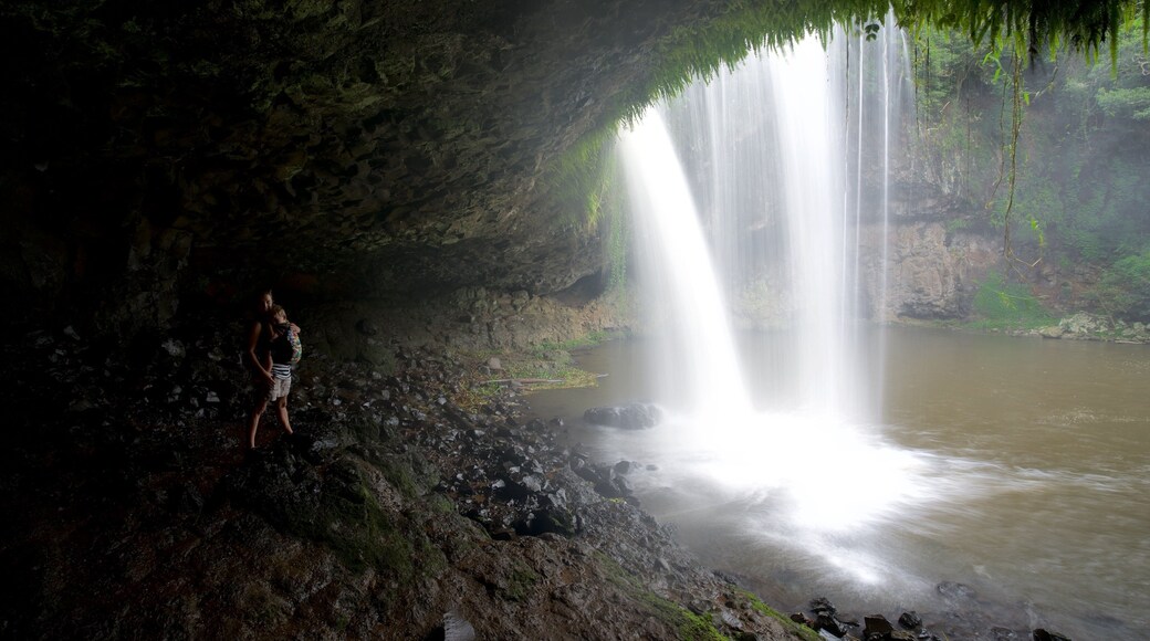 Byron Bay mostrando una catarata