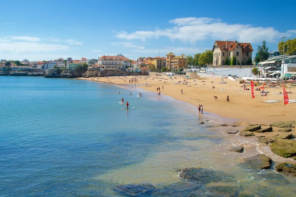 Cascais montrant plage de sable, ville cĂŽtiĂšre et vues littorales