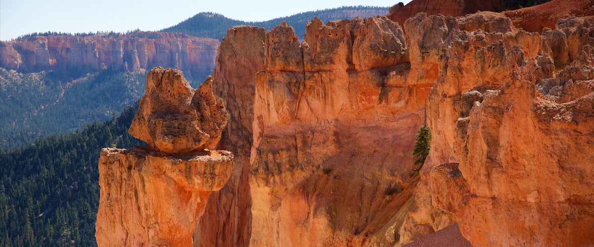 Tropic som inkluderer fjell, landskap og rolig landskap