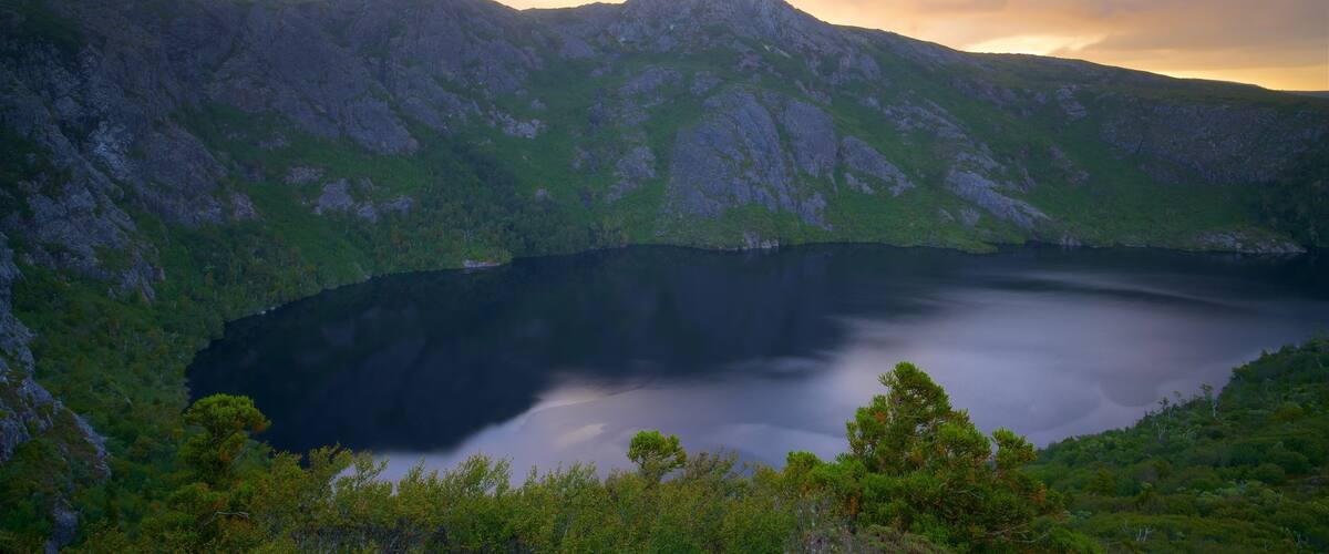 Cradle Mountain montrant coucher de soleil, montagnes et lac ou étang
