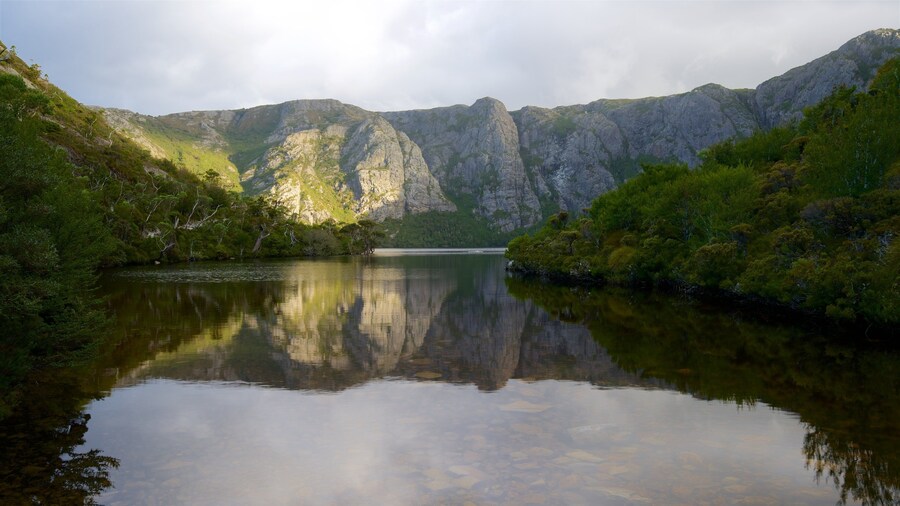 Cradle Mountain qui includes scÚnes tranquilles, lac ou étang et montagnes