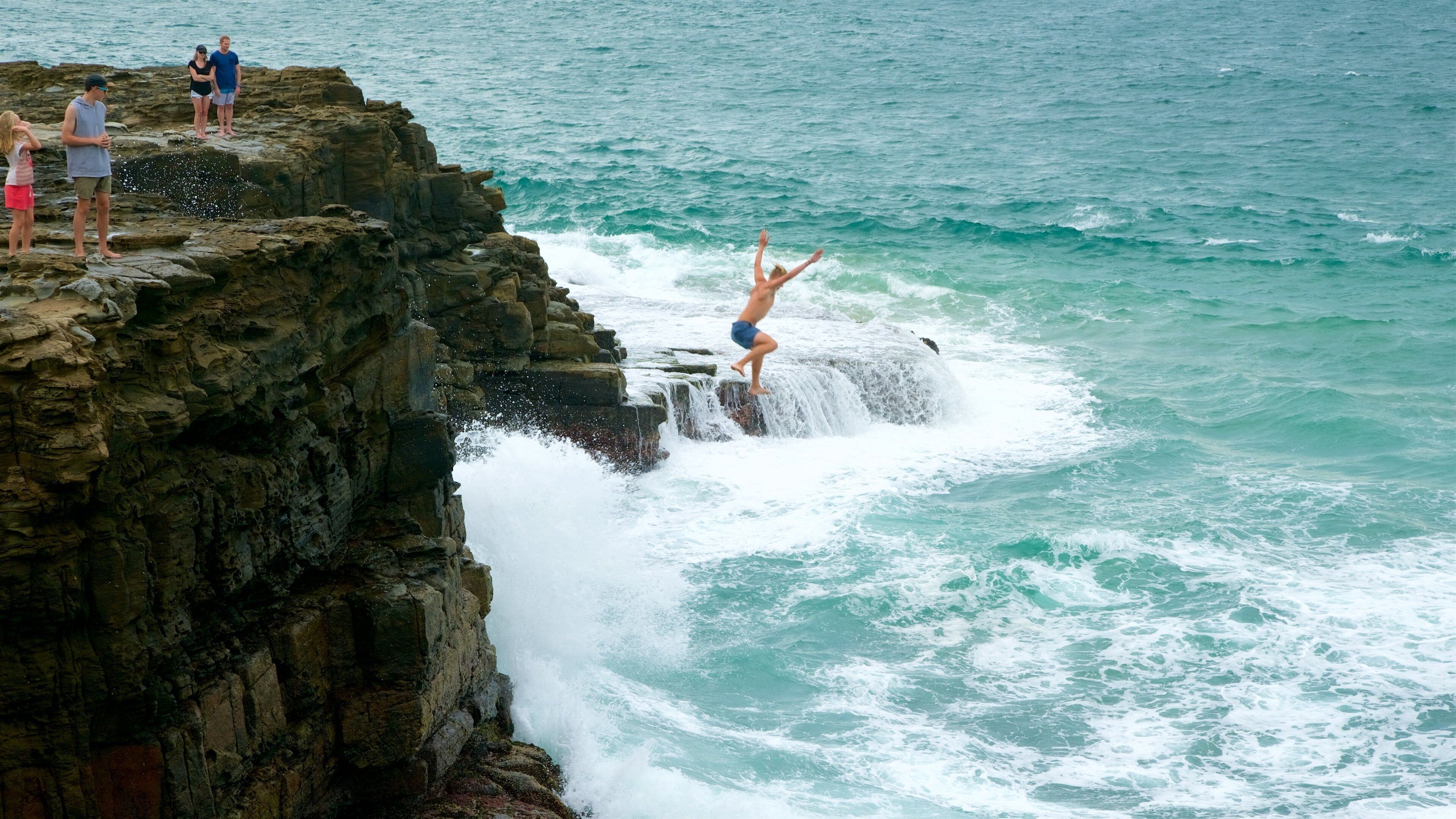 노던리버스 을 보여주는 암석 해안선 과 일반 해안 전경 뿐만 아니라 소규모 사람들