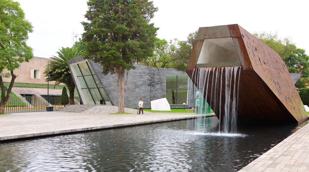 Ciudad de México ofreciendo una plaza, una fuente y arquitectura moderna
