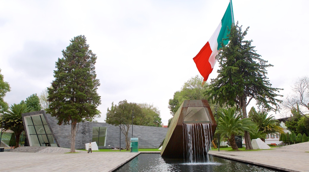 Ciudad de México que incluye una estatua o escultura, un estanque y un jardín