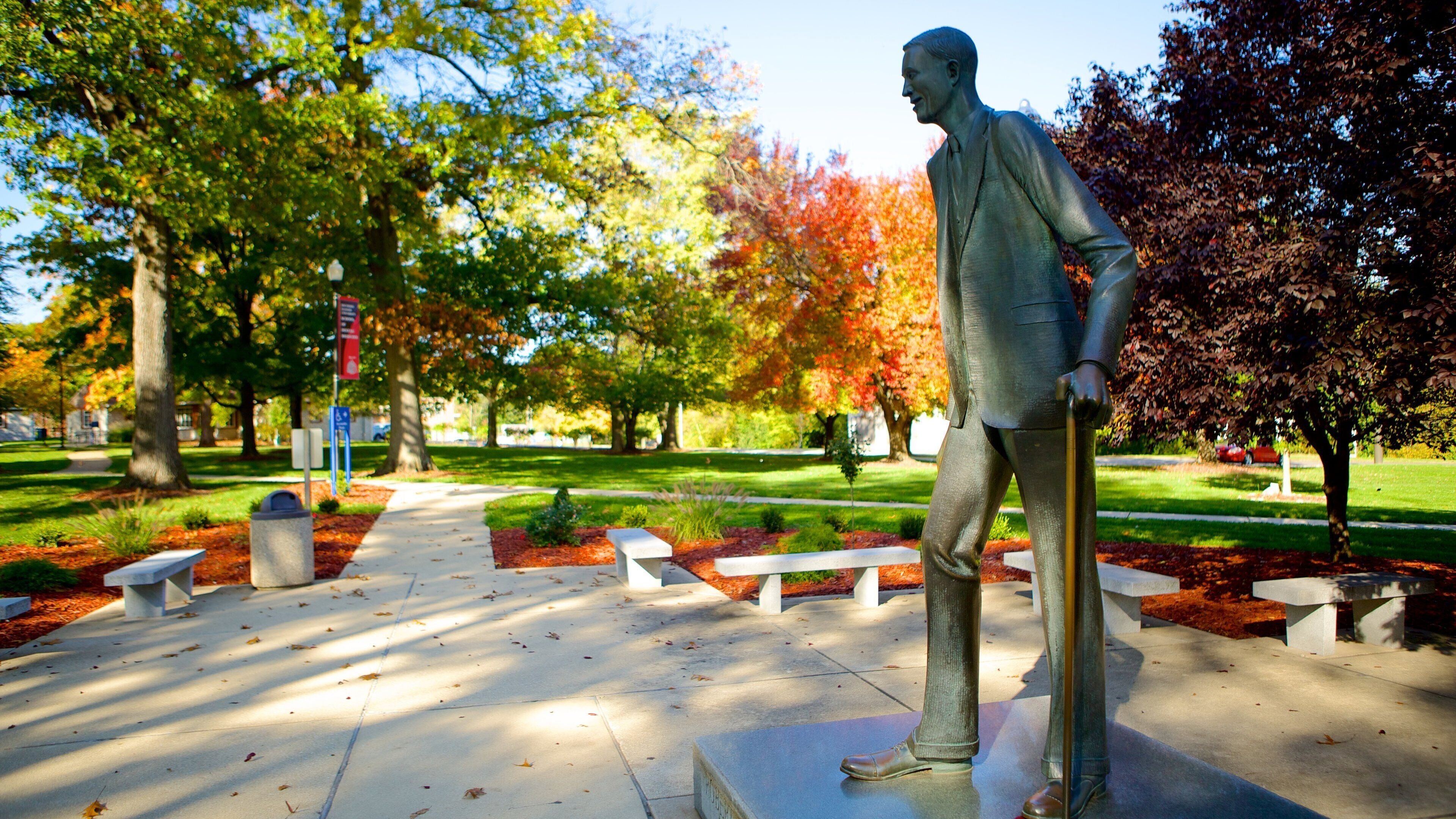 オルトン フィーチャー 公園, 秋の紅葉 と 像あるいは彫刻