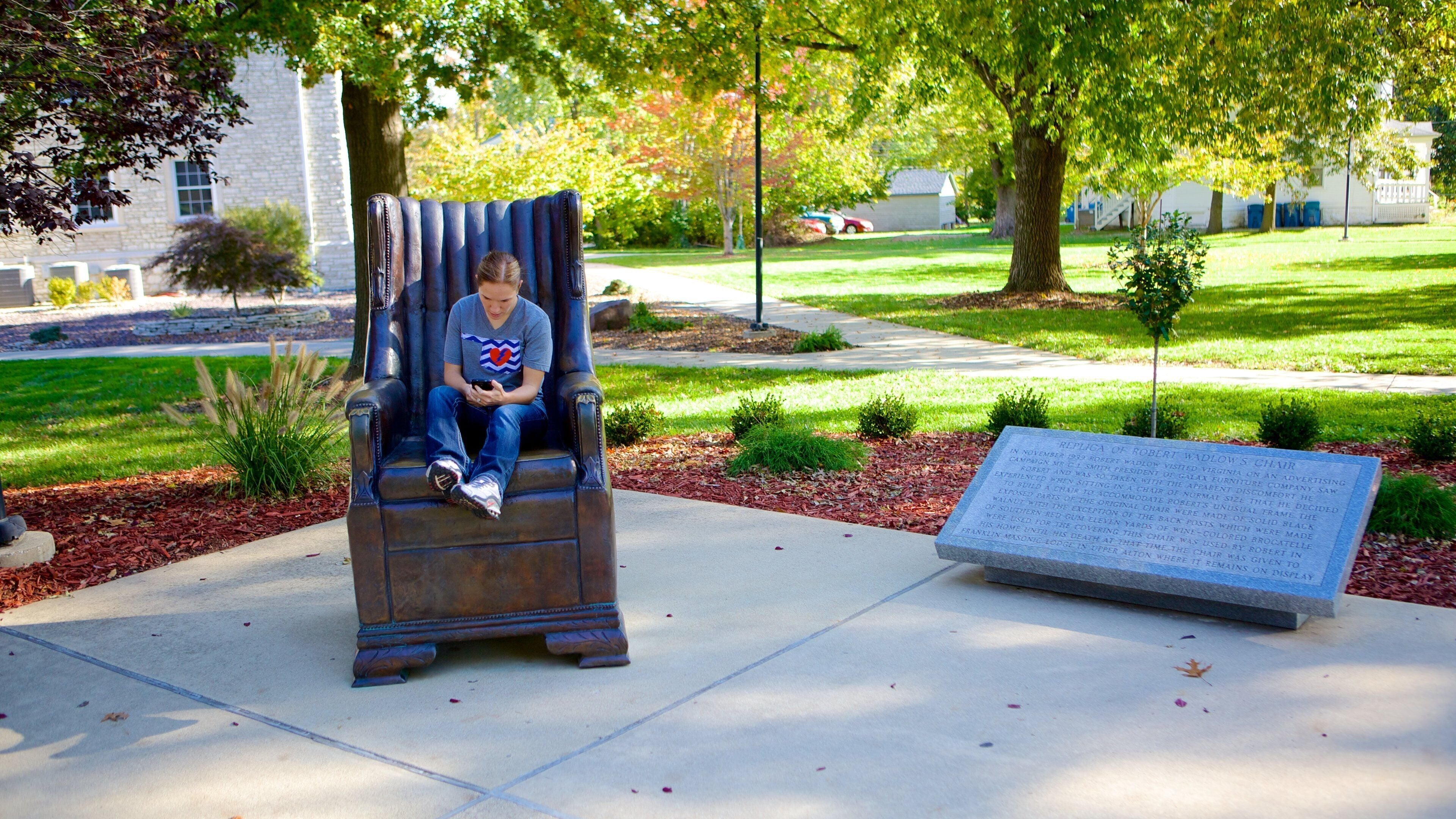 Alton som inkluderer hage og statue eller skulptur