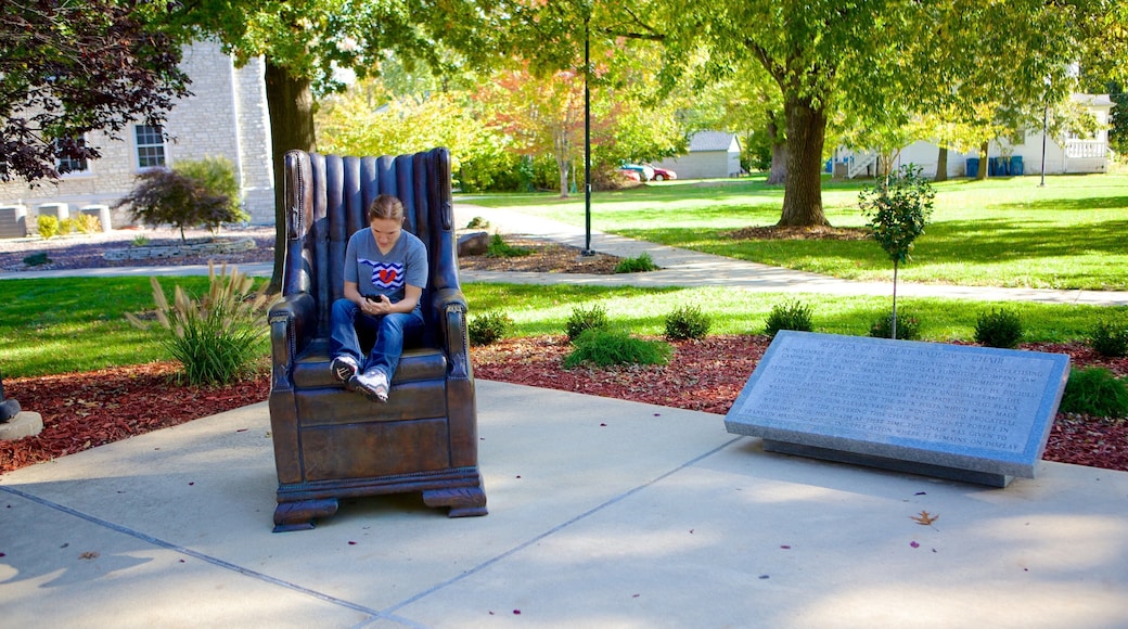 Alton som inkluderer hage og statue eller skulptur