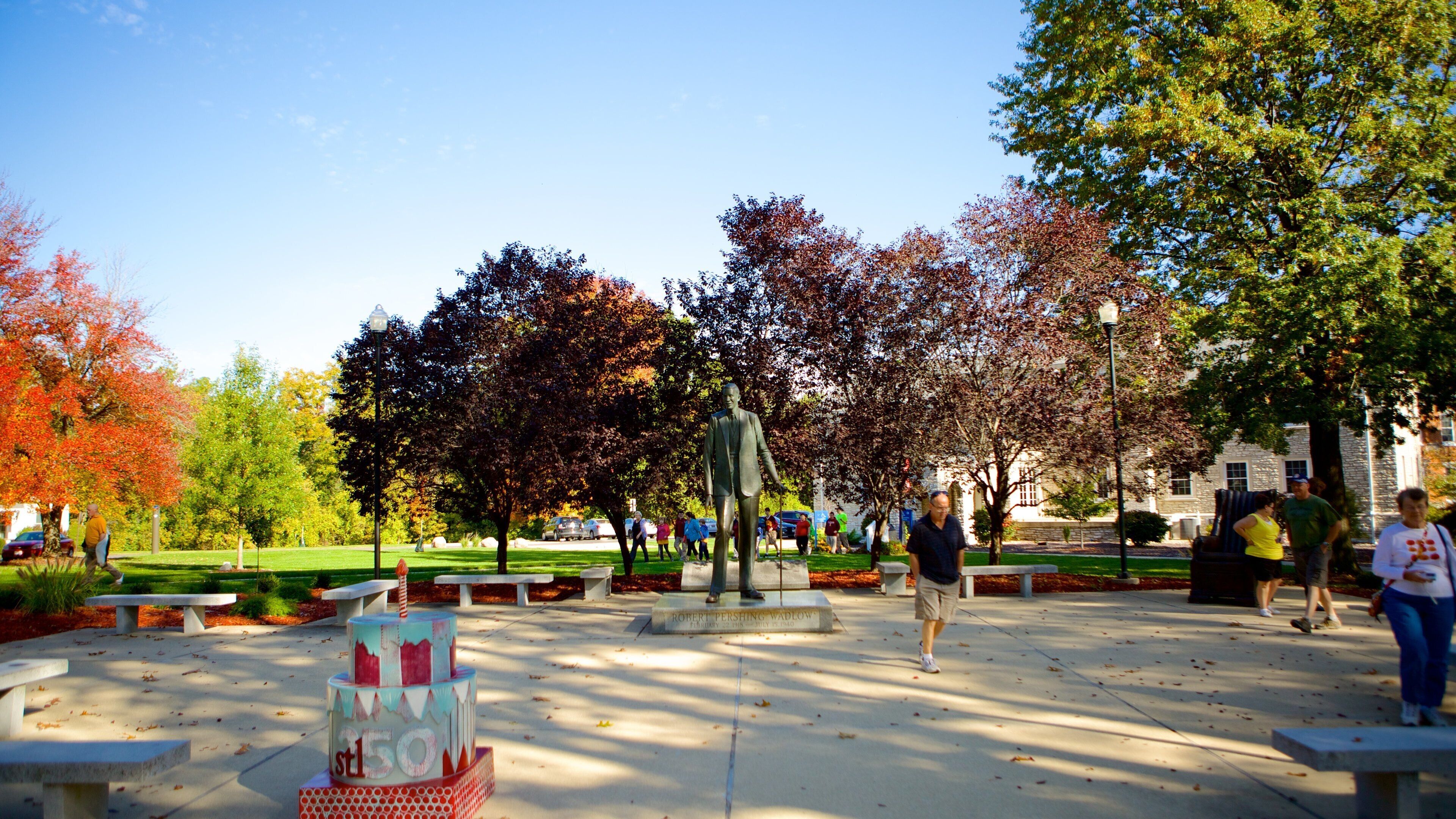 Robert Wadlow Statue featuring a park