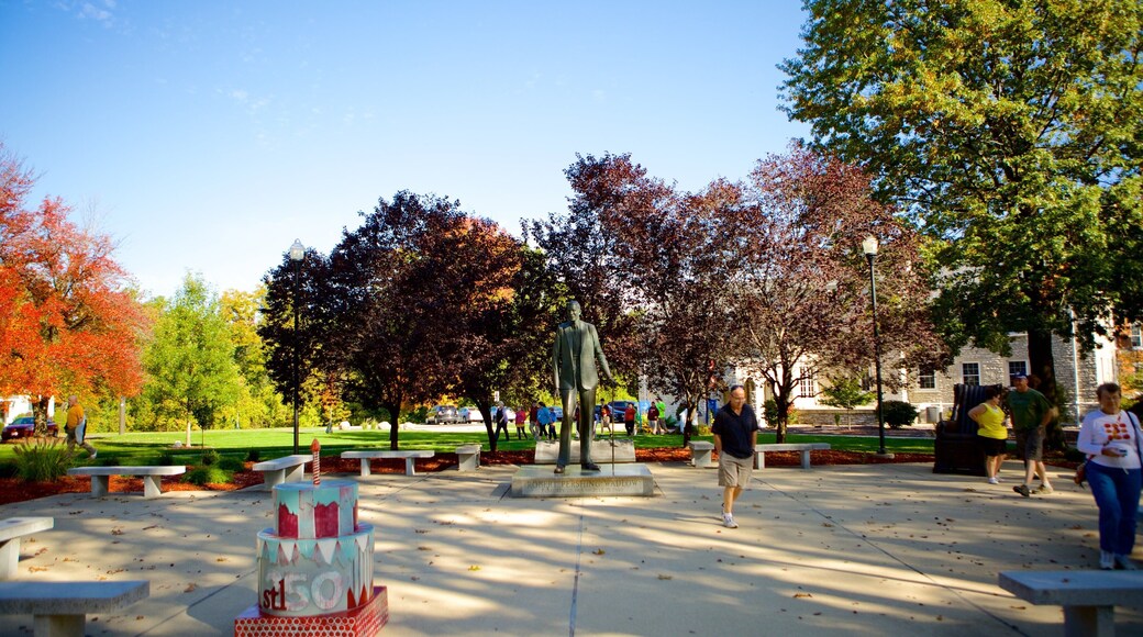 Robert Wadlow Statue featuring a park