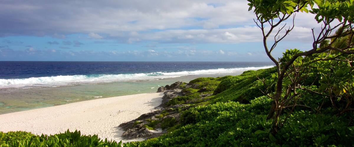 Atiu mostrando una playa de arena