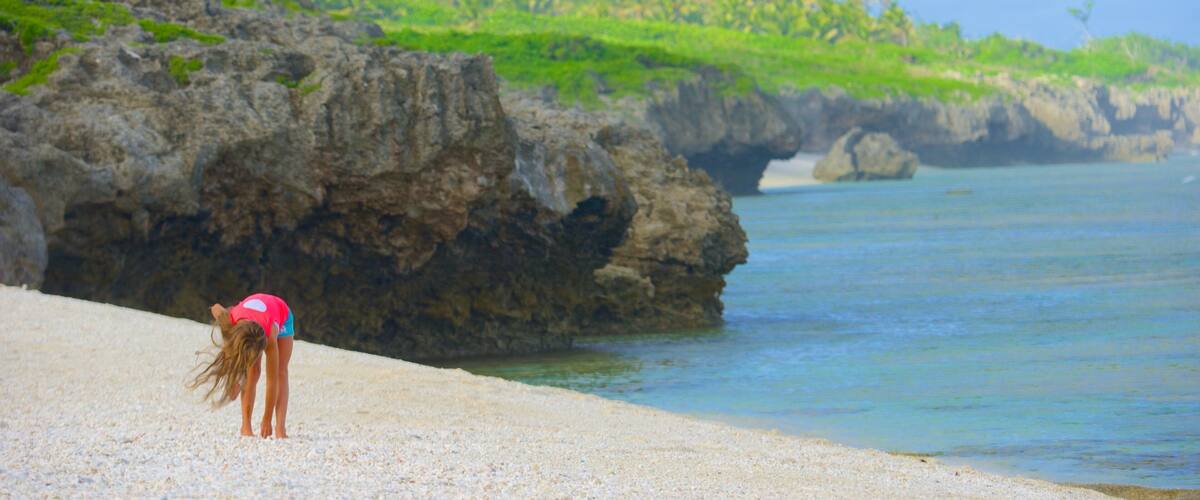 Atiu mettant en vedette cÎte escarpée aussi bien que enfant
