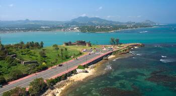 多明尼加共和國 设有 綜覽海岸風景, 崎嶇的海岸線 和 海邊城市