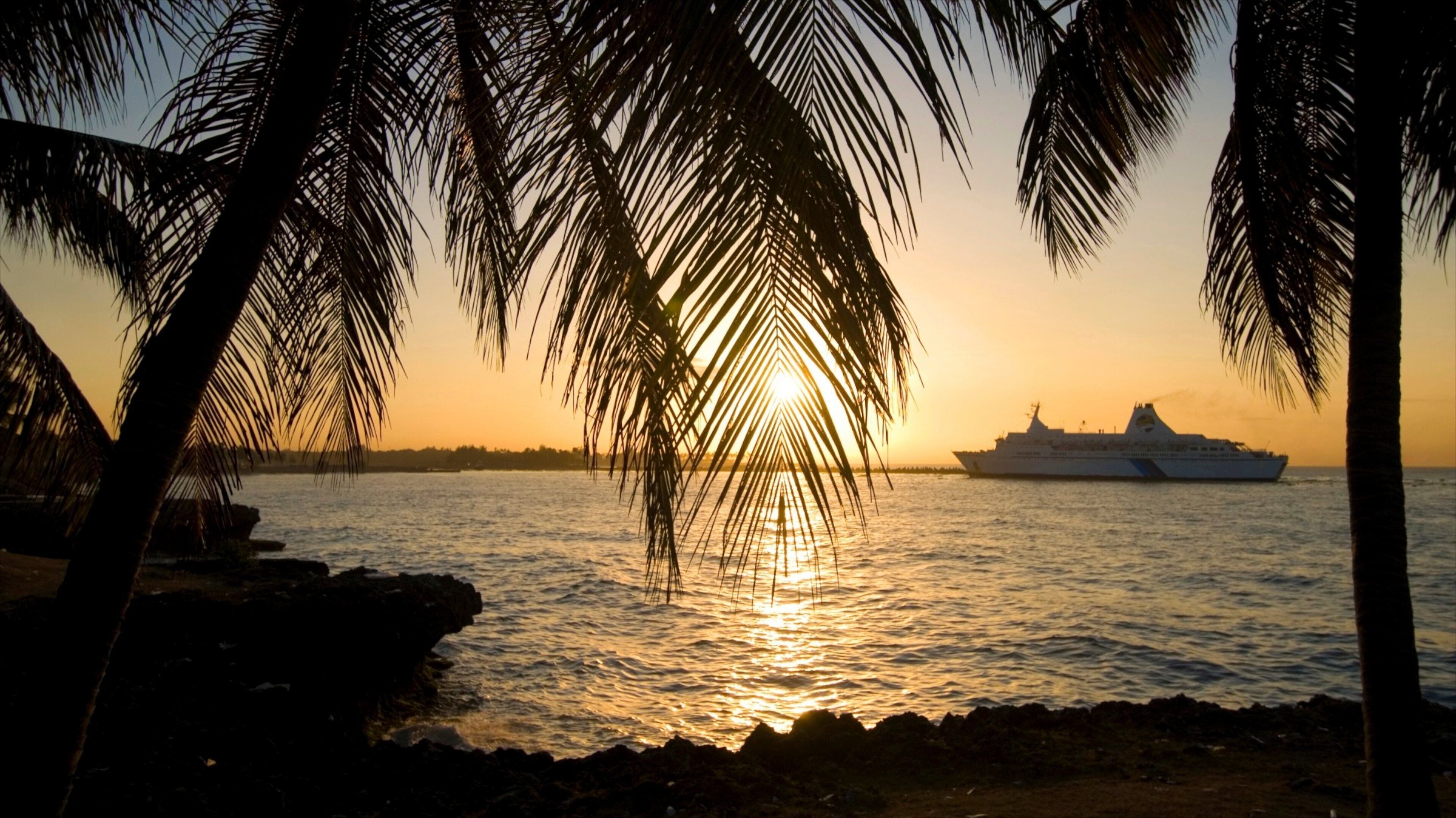 Dominicaanse Republiek toont algemene kustgezichten, cruises en een zonsondergang