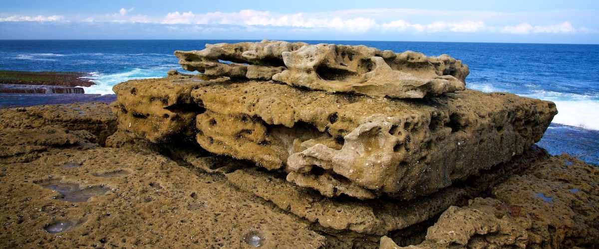 Sanctuary Point que incluye arrecifes coloridos, surf y litoral rocoso
