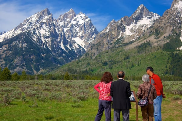 Grand-Teton-Nationalpark mit einem Berge und ruhige Szenerie sowie kleine Menschengruppe