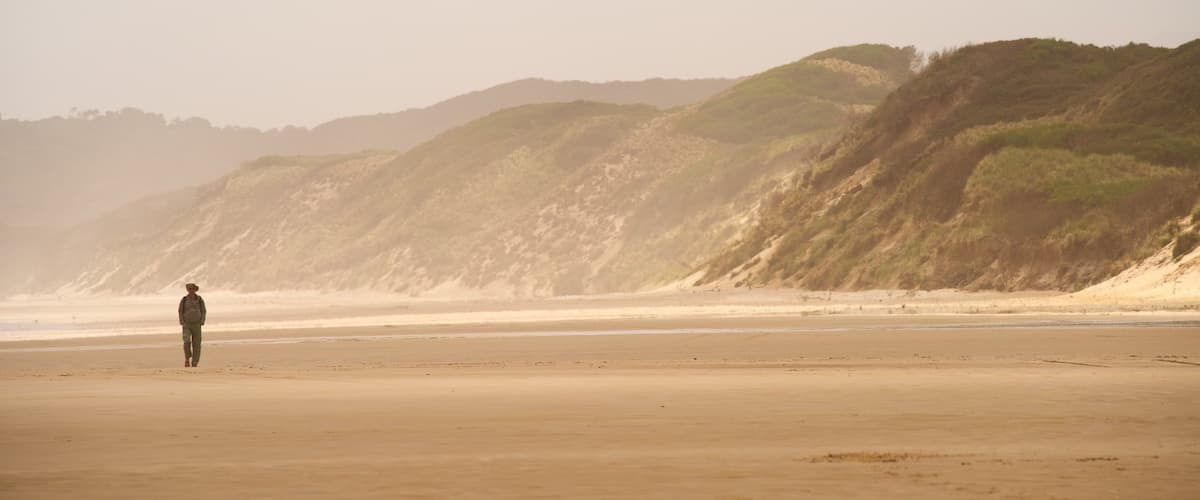 Strahan caracterizando um pôr do sol, uma praia e paisagens litorâneas
