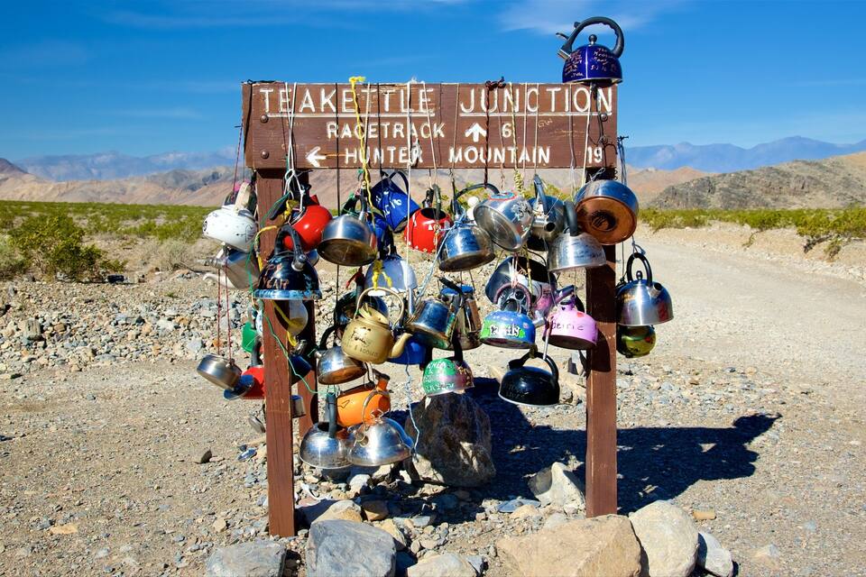 Opaste, jossa on kuvia teekannuista, sekä reittiopaste, joka osoittaa suunnan Teakettle Junction -risteykseen, Hunter Mountain -vuorelle.